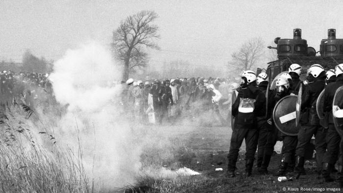 foto en blanco y negro de la policía usando cañones de agua contra los manifestantes