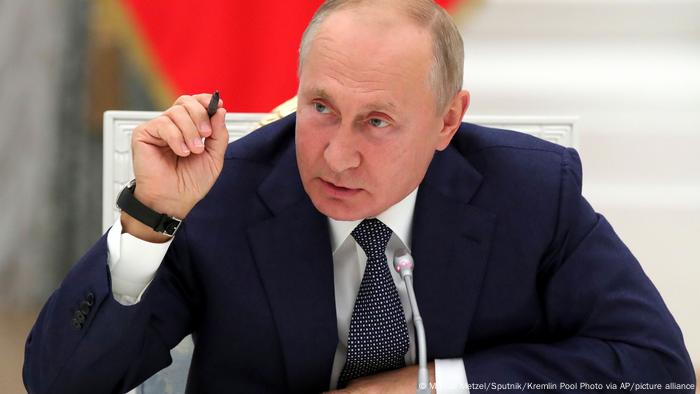 Opinion: Putin gets his way as West scrambles | Opinion | DW | 10.01.2022