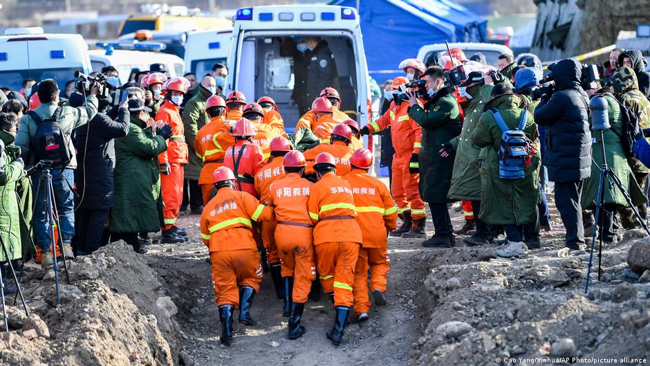 China: Rescuers work to free trapped coal miners | News | DW - Vimarsana News