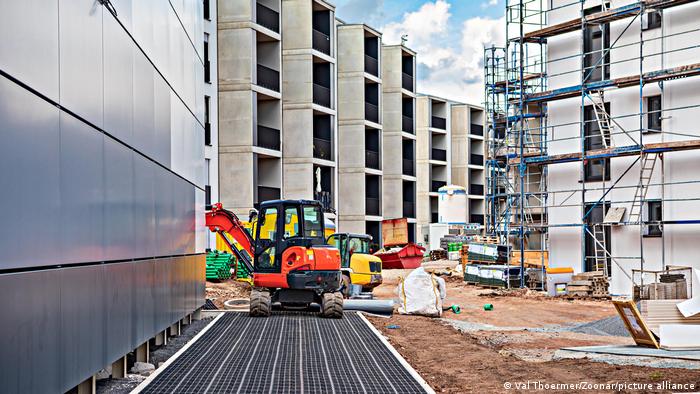 Sectorul construcţiilor duduie în Germania - imagine cu un complex de locuinţe aflat în lucru