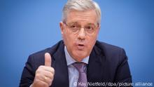 Norbert Röttgen, CDU-Bundestagsabgeordneter, äußert sich auf einer Pressekonferenz zu seiner Kandidatur als Bundesvorsitzender der CDU.