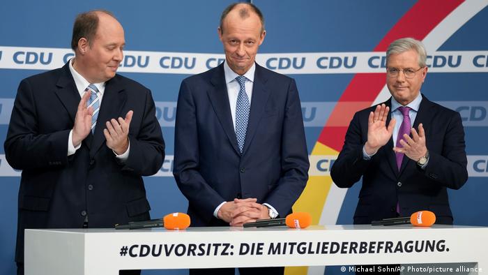 Merz ile birlikte CDU Dış Politika Uzmanı Norbert Röttgen (solda) ve Başbakanlık Dairesi eski başkanı Helge Braun (sağda) başkanlık için yarıştı.