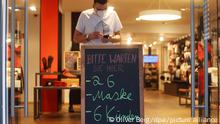 04.12.2021
Ein Mann steht zur Kontrolle der 2G-Regeln im Eingang zu einem Geschäft. In Nordrhein-Westfalen sind zahlreiche neue Einschränkungen infolge der Corona-Krise wirksam. Wer nicht geimpft oder genesen ist, kommt ab sofort nicht mehr in jedes Geschäft hinein. +++ dpa-Bildfunk +++