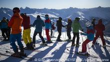 06.11.2021
Skifahrer und Panorama, aufgenommen zum Start der Ski Vorsaison auf Parsenn, am Samstag, 6. November 2021, in Davos. (KEYSTONE/Gian Ehrenzeller)