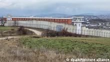 Ein Blick auf das 300-Zellen-Gefängnis in Gjilan, 50 Kilometer südöstlich der Hauptstadt Pristina. Rund 300 dänische Häftlinge sollen ihre Gefängnisstrafe im Kosovo absitzen. +++ dpa-Bildfunk +++
