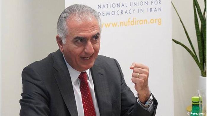 نشست رضا پهلوی و دست‌اندرکاران نشریه فریدون