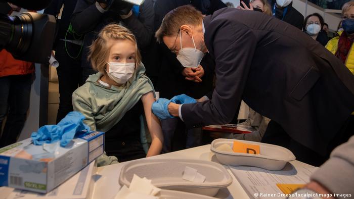 El ministro de Salud de Alemania, Karl Lauterbach, administra una dosis a una niña en Hannover.