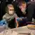 Ministrul Karl Lauterbach vaccinează copii la Grădina Zoologică din Hanovra