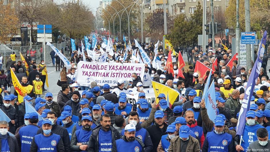 去年12月，土耳其迪亞巴克爾市（Diyarbakır）成千上萬人走上街頭，抗議政府的經濟政策