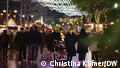 Viele Menschen laufen über den weihnachtlich geschmückten Breitscheidplatz in Berlin.