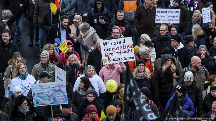 Nosotros somos la línea roja. No a la vacunación obligatoria. Proteger a los niños, se lee en la pancarta de este manifestante en Düsseldorf.