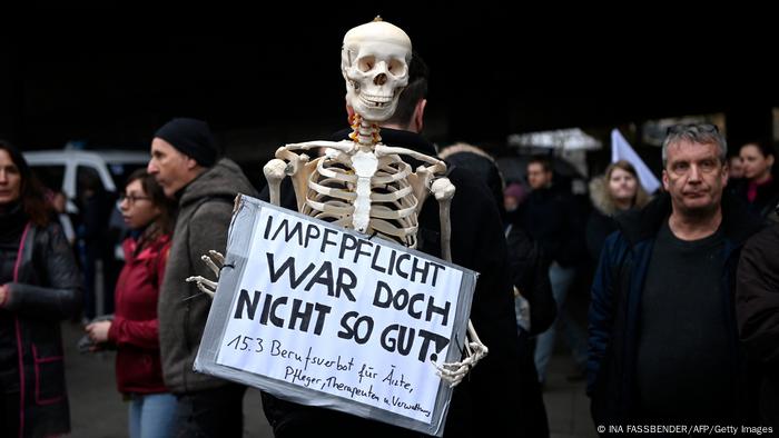 La vacuna obligatoria no era al final tan buena, dice el cartel de este manifestante en Düsseldorf, que lleva adosado un esqueleto.
