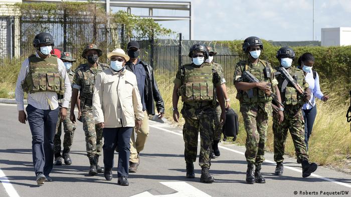 Präsident von Mosambik besucht Militärstützpunkt