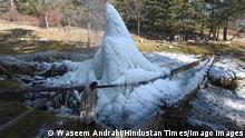 18.12.2021
News Bilder des Tages Indien, gefrorene Wasserfälle nahe Srinagar, Kaschmir SRINAGAR, INDIA - DECEMBER 18: A man walks near icicles created by water leakage from a pipe in Drung region of Tangmarg, on December 18, 2021 in Srinagar, India. Kashmir continues to reel under a severe cold wave with Srinagar recording the coldest night of the season, as the temperature plummeted to minus 6C on Saturday. Photo by Waseem Andrabi/Hindustan Times Srinagar Shivers As Minimum Temperature Settles Below Freezing Point PUBLICATIONxNOTxINxIND