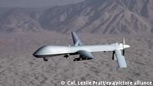 ARCHIV - Ein undatiertes Handout der US Air Force zeigt eine Drohne vom Typ MQ-1 Predator. Bei einem Drohnenangriff in Pakistan ist nach US-Angaben ein wichtiger Drahtzieher der Terrororganisation getötet worden. Es handele sich um Hussein al-Yemeni, der hinter einem Selbstmordattentat auf eine CIA- Basis in Afghanistan im Dezember gesteckt haben soll.EPA/LT. COL. LESLIE PRATT - HANDOUT EDITORIAL USE ONLY/NO SALES +++ dpa-Bildfunk +++