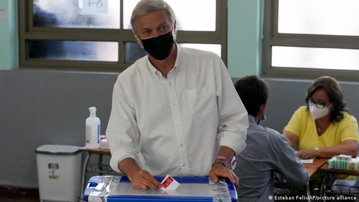 El candidato José Antonio Kast, votó en las afueras de la capital, Santiago de Chile.