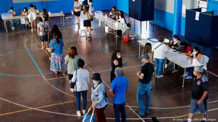 Los chilenos acudieron este domingo a las urnas para elegir a los consejeros.