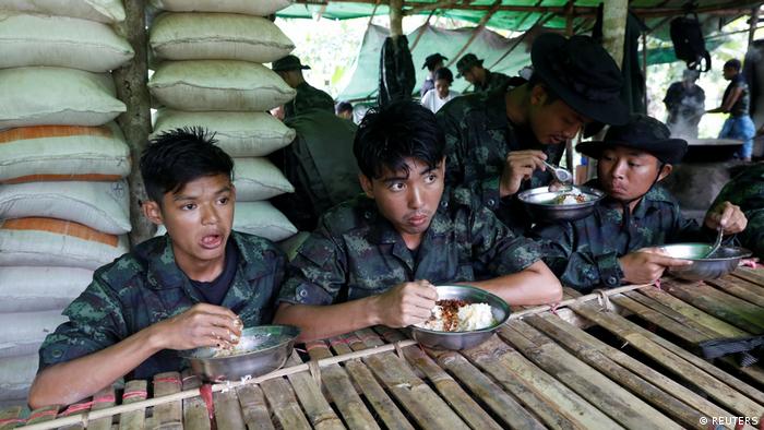 Myanmar | Mitgleider der Volksverteidigungskräfte (PDF) im Trainingslager
