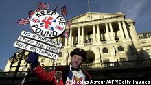 LONDON, UNITED KINGDOM: A British protester who is against the Euro poses outside the bank of England in London 02 January 2002. The protest is organized by campaigners for an independent Britain. Europeans began using Euro coins and notes Tuesday in an unprecedented 12-nations changeover that will see more than 300 millions people abandon their national currencies in an historic leap towards a more unified Europe. AFP PHOTO Nicolas ASFOURI (Photo credit should read NICOLAS ASFOURI/AFP via Getty Images)
