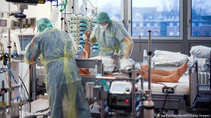 Dva doktora zbrinjavaju teško oboljelog pacijenta od Covida 19 na Odjelu za intenzivnu njegu bolnice u Bochumu