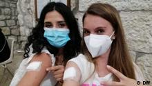 Dos jóvenes recibieron sus vacunas contra el coronavirus en Italia. 