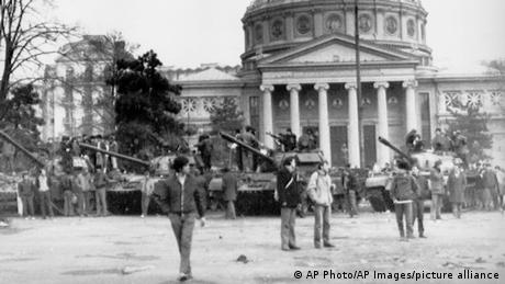 Tancuri în fața Ateneului, în decembrie 1989 