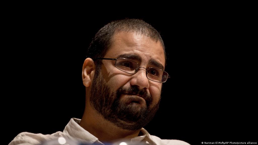 علاء عبد الفتاح الناشط سبب سجن