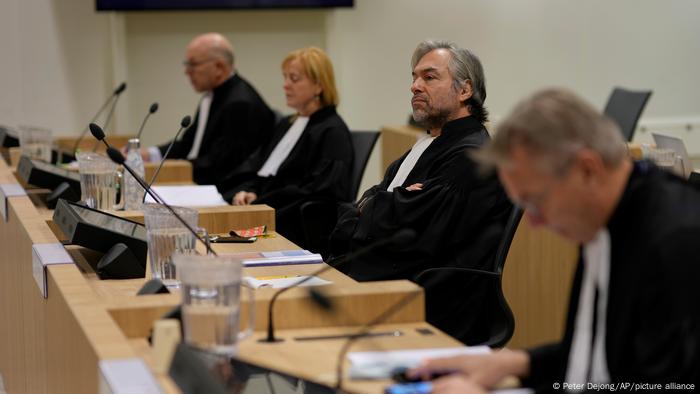 Адвокат родственников погибших Петер Лангстраат перед началом заседания по делу MH17 20 декабря 2021 года (второй справа)