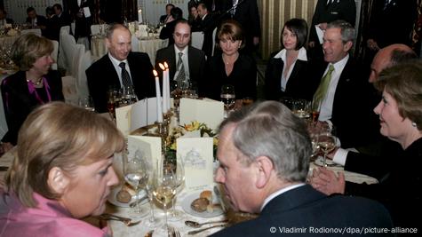 Samiti i NATO-s në vitin 2008 në Bukuresht, Putin, Bush, Merkel dhe të tjerë në një tavolinë 