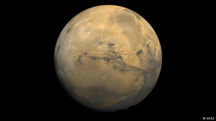 El planeta Marte, de color amarillento.
