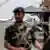 Soldado hutí monta guardia en el aeropuerto de Saná, Yemen.