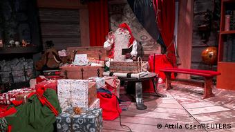 Ο Σάντα Κλάους προετοιμάζεται για το μοίρασμα των δώρων σε όλα τα παιδιά του κόσμου