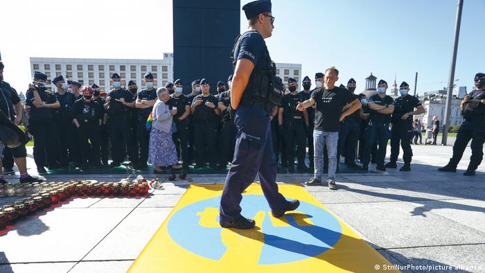 Ein Polizist tritt während einer Protestkundgebung gegen die Einschränkung der Meinungsfreiheit auf ein Banner mit dem Logo des privaten TV-Senders TVN