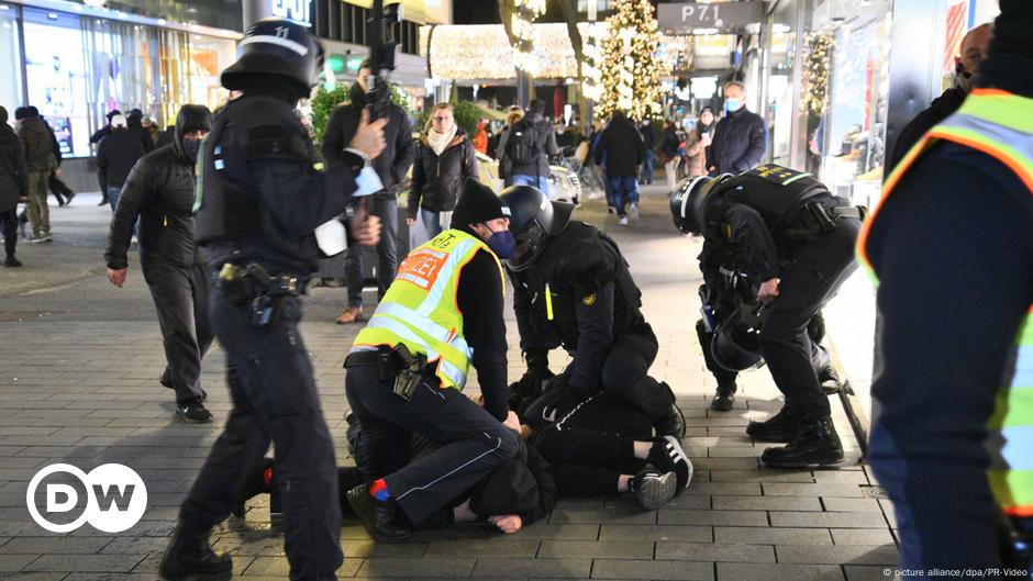 German Police Injured In Anti-COVID Measures Protest – DW – 12/21/2021