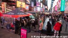 20.12.2021
211221 -- NEW YORK, Dec. 21, 2021 -- People wait in line for COVID-19 tests at a mobile testing site on Times Square in New York, the United States, Dec. 20, 2021. Omicron has taken the hold to become the dominant COVID-19 variant in the United States as more people are traveling and gathering for holidays. The infection cases caused by Omicron amounted to 73.2 percent of all infection cases in the week ending Dec. 18, from 12.6 percent of all infection cases in the week ending Dec. 11, according to the latest model estimates of the U.S. Centers for Disease Control and Prevention CDC on Monday. U.S.-NEW YORK-COVID-19-OMICRON WangxYing PUBLICATIONxNOTxINxCHN