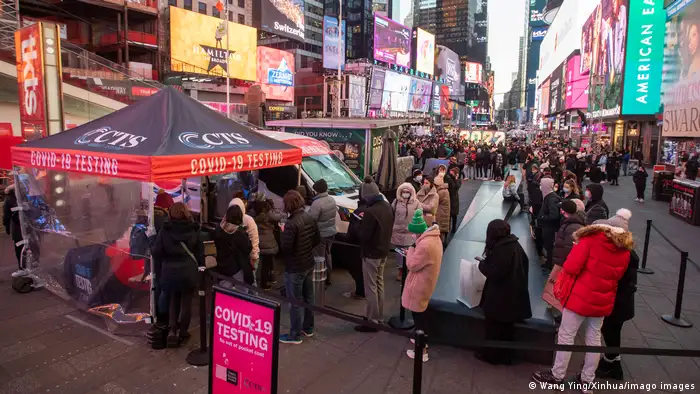 2021年底纽约时代广场的新冠病毒检测处：奥密克容正大行其道