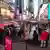 Foto mostra enorme fila para fazer teste de covid em Nova York. Pessoas vestem roupas de frio. 