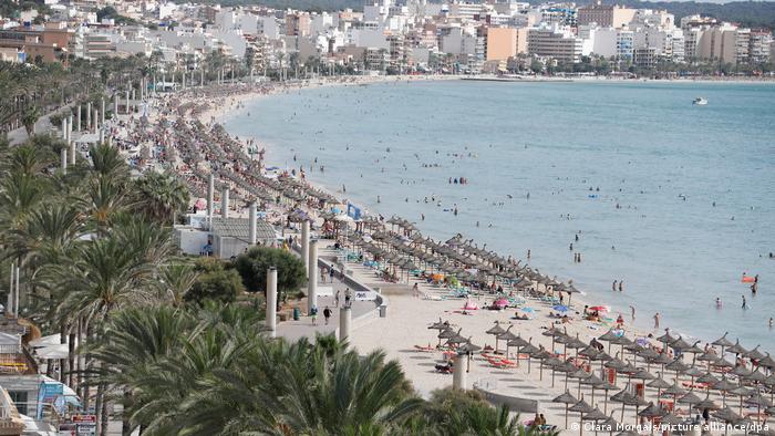 Después de tiempos de calma, los bares y playas de Mallorca vuelven a estar repletos de turistas.