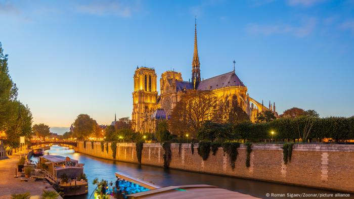 Die Kathedrale Notre Dame und der Fluss Seine im Abendlicht, Paris, Frankreich