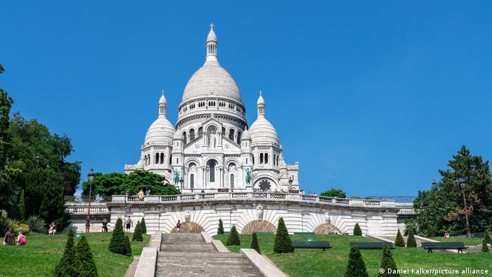 Stufen führen hinauf zur Basilika Sacré-Coeur in Paris, Frankreich