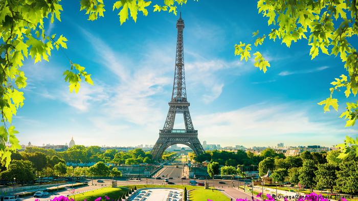 Blick auf den Eiffelturm in Paris, Frankreich