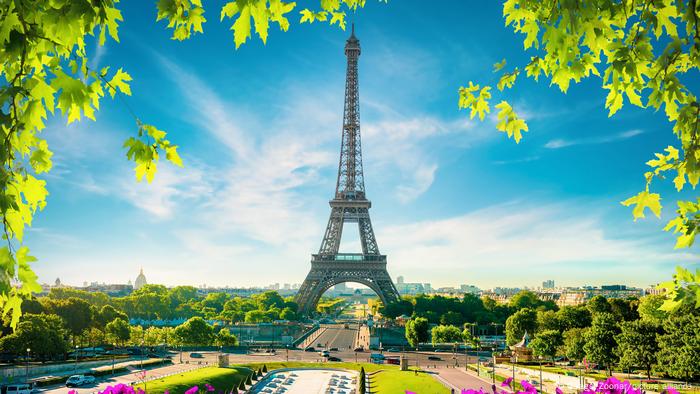 Blick auf den Eiffelturm in Paris, Frankreich