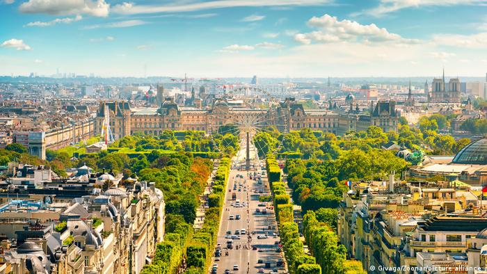 Blick auf die Champs Élysées vom Triumphbogen in Paris, Frankreich