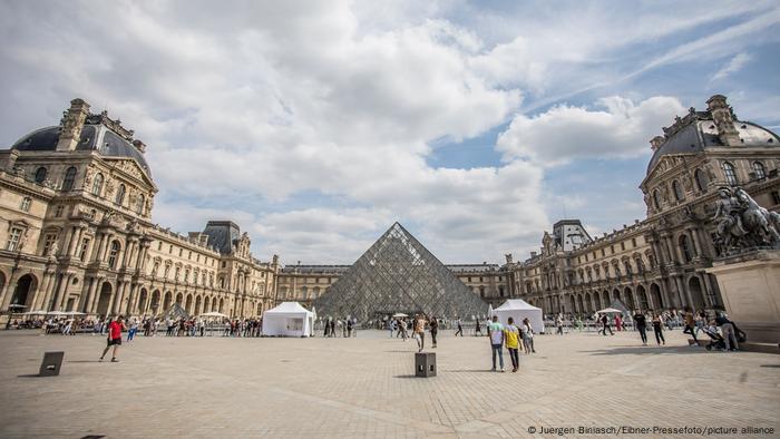 Innenhof des Louvre mit Glaspyramide in Paris, Frankreich