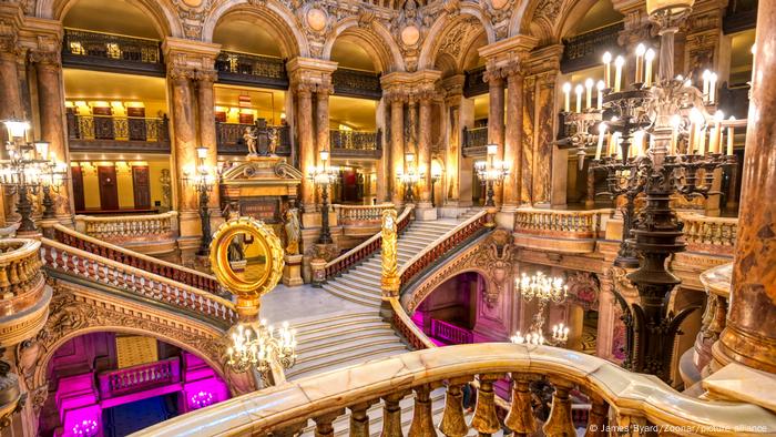 Das reich verzierte Treppenhaus des Opernhauses Palais Garnier in Paris, Frankreich 