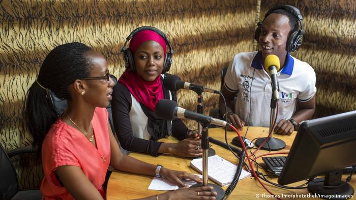 Junge Radiomoderatorinnen im Studio: Sie setzen sich mit ihrer Arbeit für Medienfreiheit in ihrem Land ein