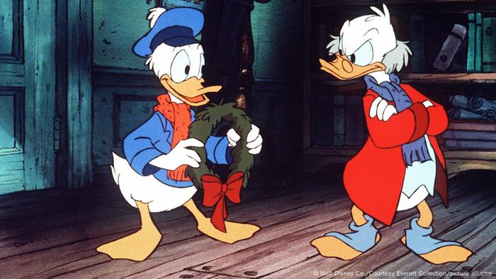 Pato Donald com Tio Patinhas em cena do filme "O conto de Natal do Mickey"