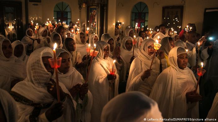 Personas asisten a un servicio de Navidad de la iglesia ortodoxa etíope