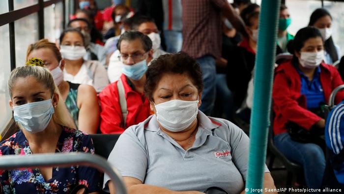 Люди в масках в автобусі в Парагваї