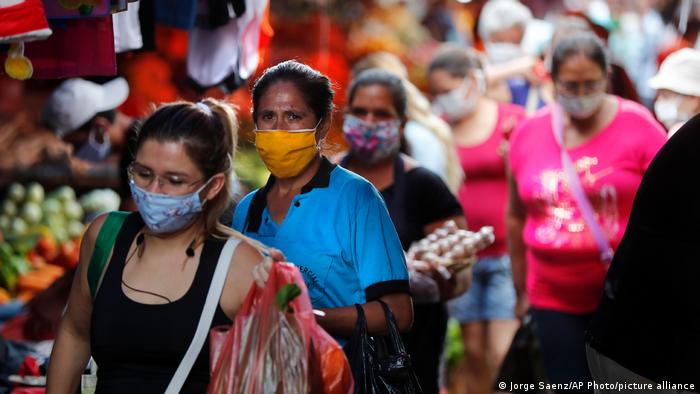 Paraguay | Menschen mit Masken